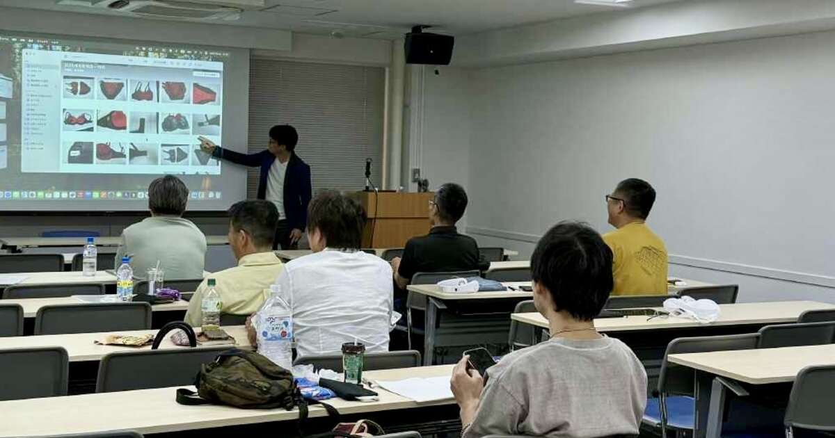 問題解決ワークで参加者の相談に答える講師の様子
