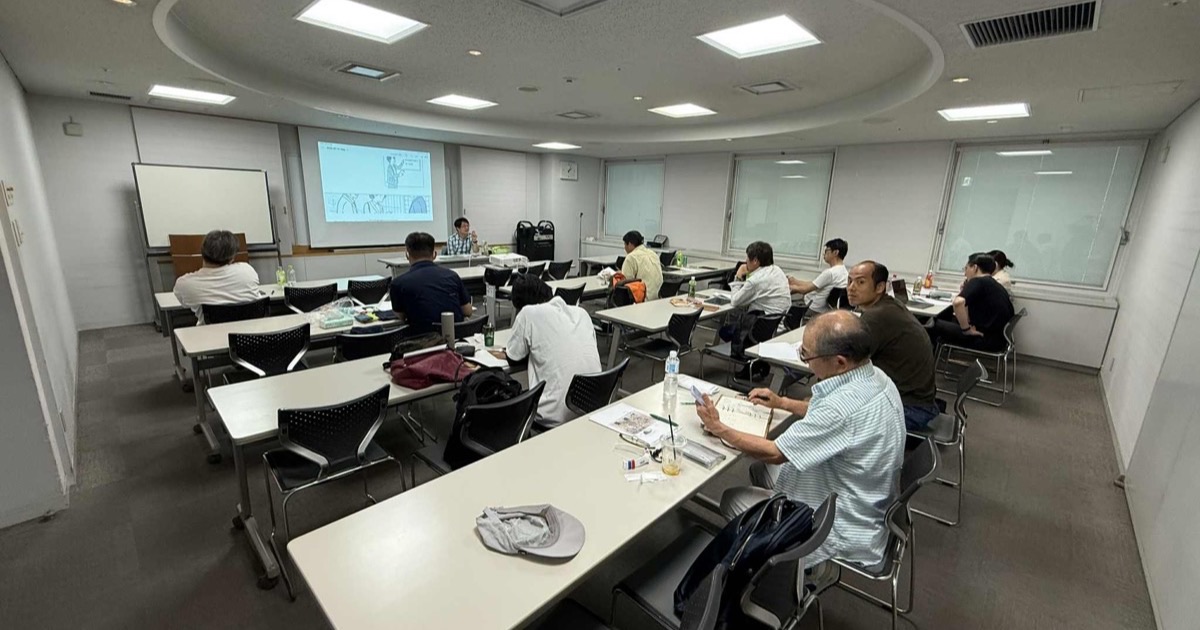 セミナー会場で講義を聞く参加者たちの様子