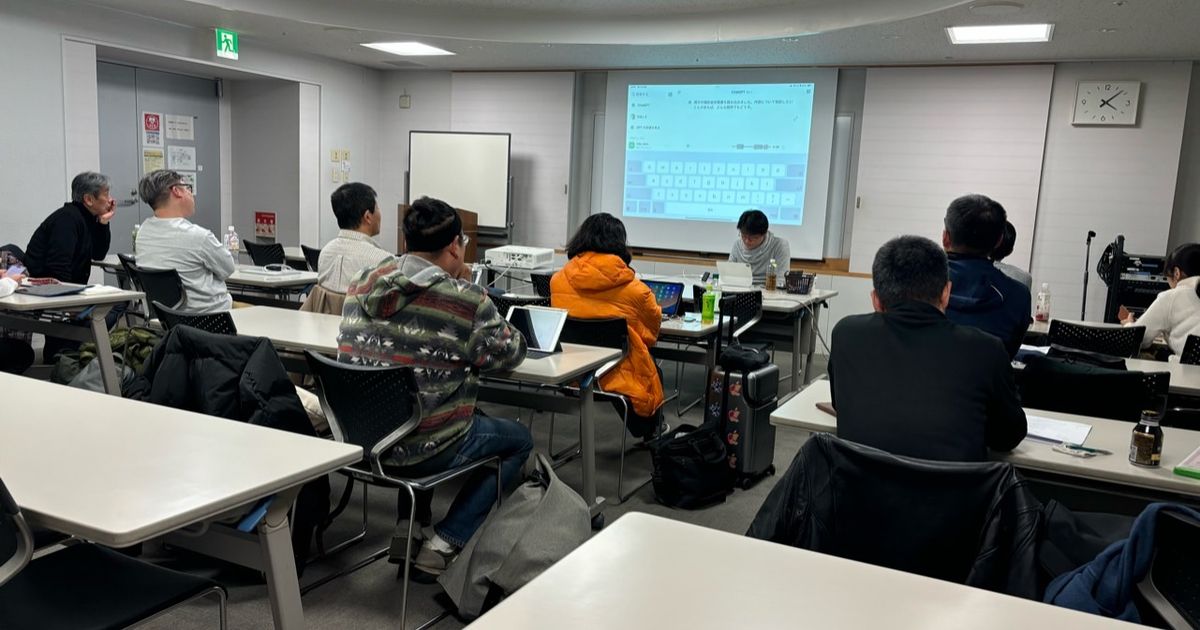 セミナー会場で参加者が講師の解説を聞いている様子