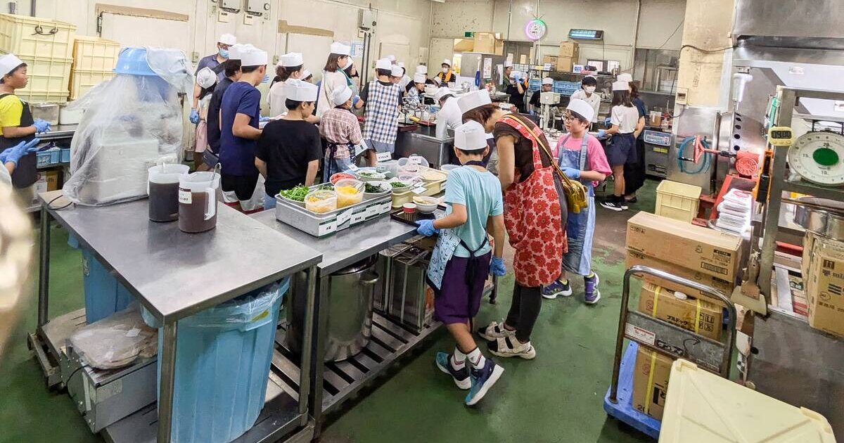 ある飲食店の子ども向け体験教室で、大勢の子どもたちがそれぞれの料理を作っている様子