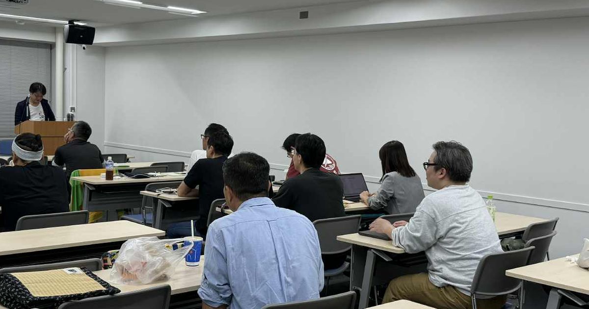 セミナー会場で参加者が講師の話を聞いている様子