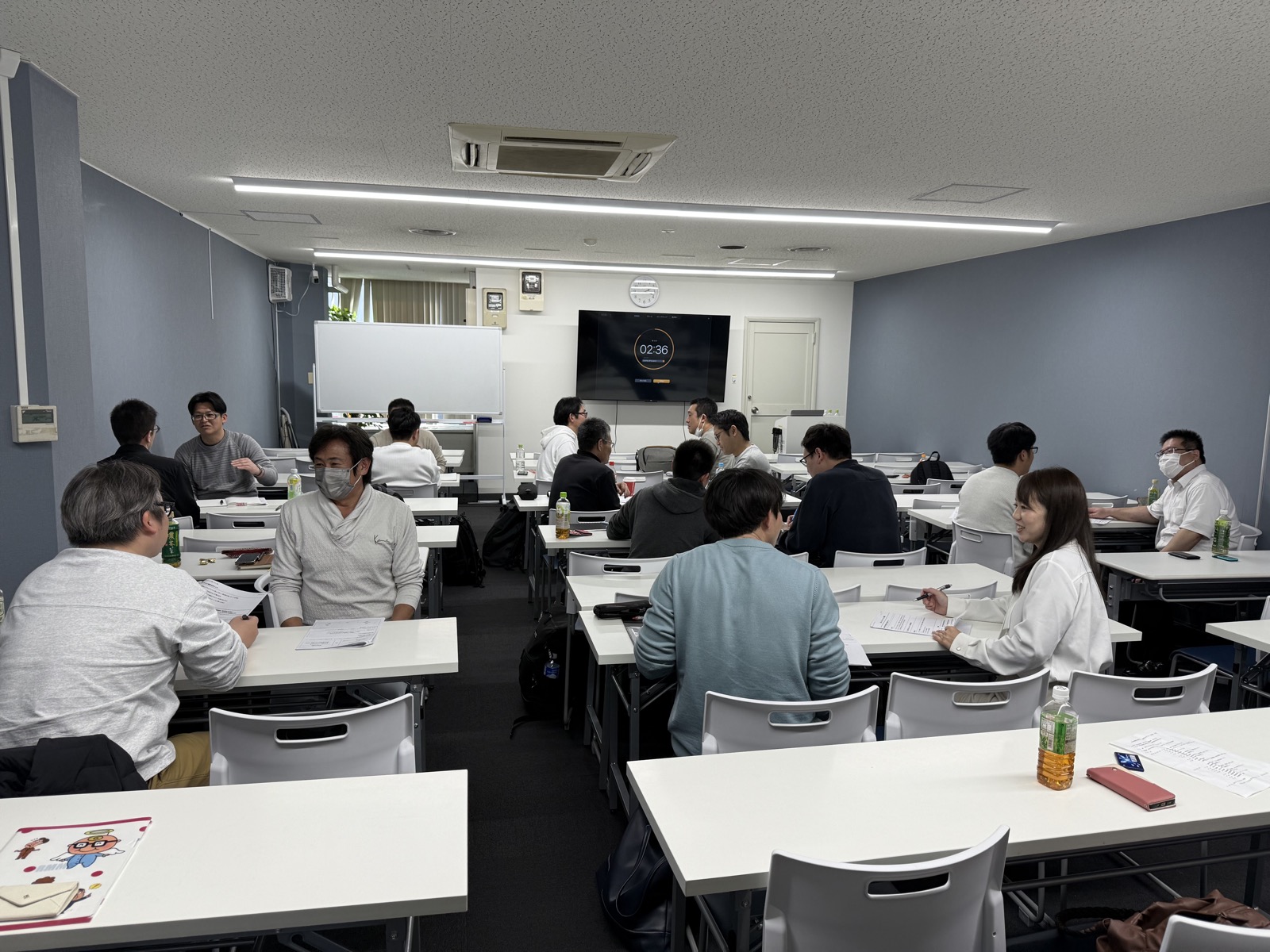 コミュニケーション講座で聞き返しの練習をする参加者