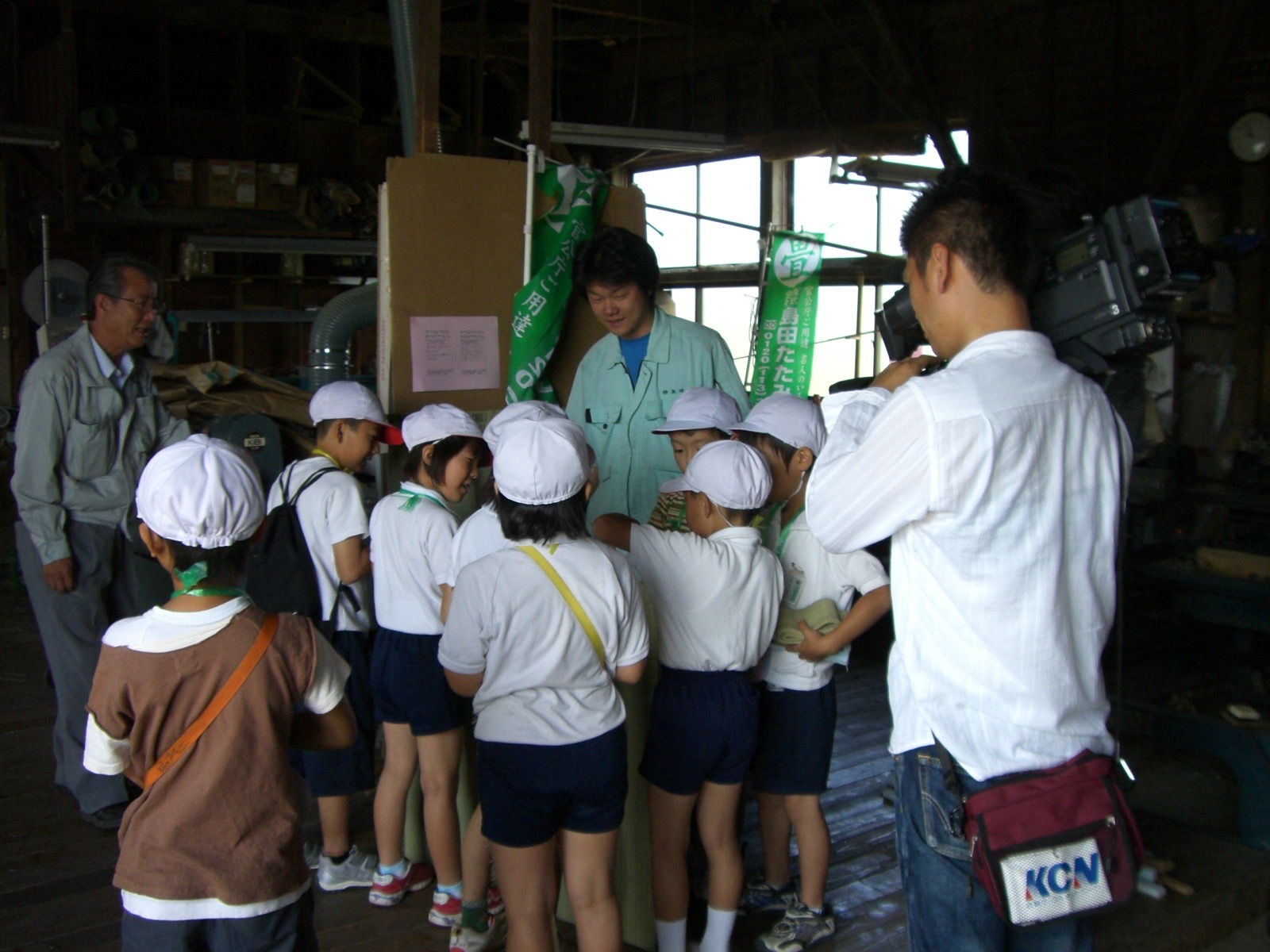 小学生の工場見学をテレビ取材中