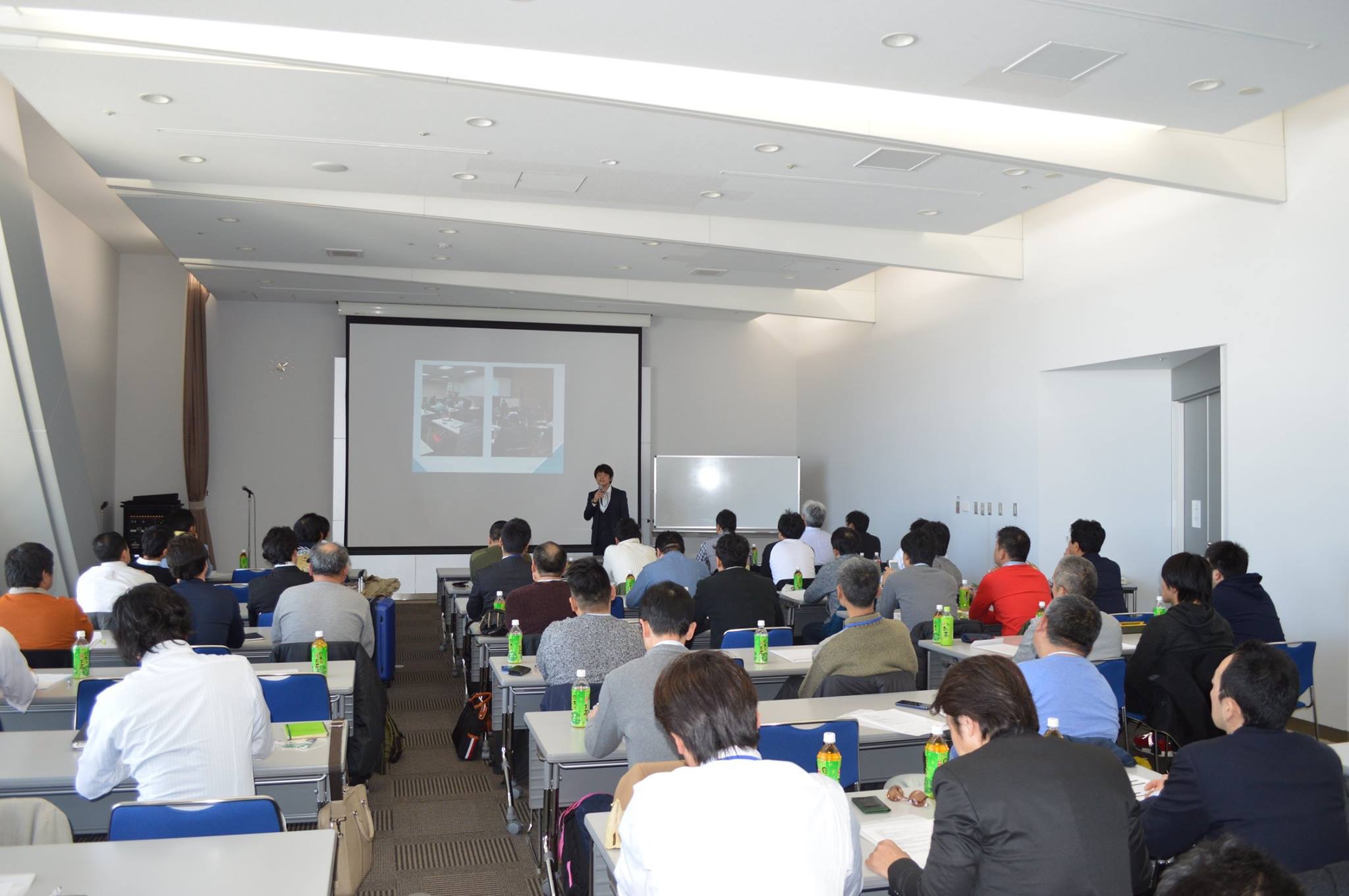 大きな会場でのセミナー風景