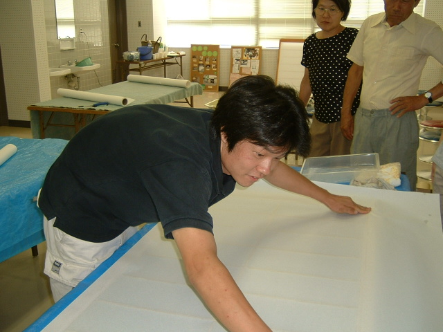 障子の張り替え講習会で実演中
